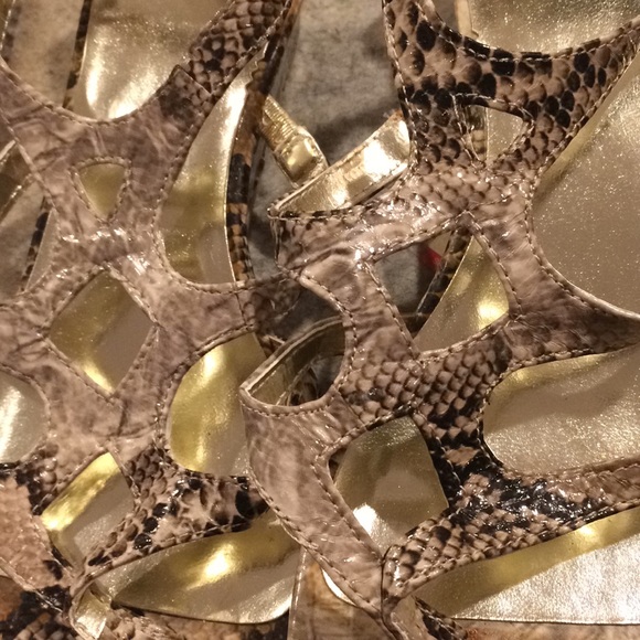 Brown/beige size 8M snakeskin design sandals. - Picture 3 of 5